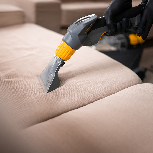 Dubinsko kemijsko čišćenje tapeciranog namještaja
